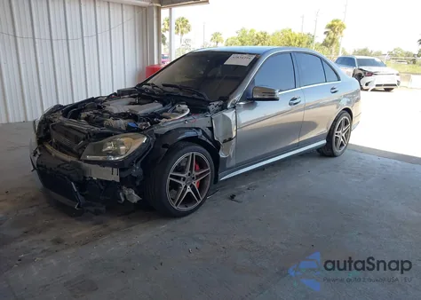 2013 Mercedes-Benz C 63 Amg z USA, uszkodzony, nr VIN WDDGF7HB7DA753736